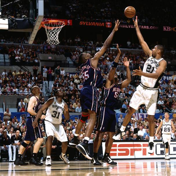2003 Tim Duncan dei San Antonio Spurs sorpassa Rodney Rogers e Dikembe Mutombo dei New Jersey Nets (Nba)